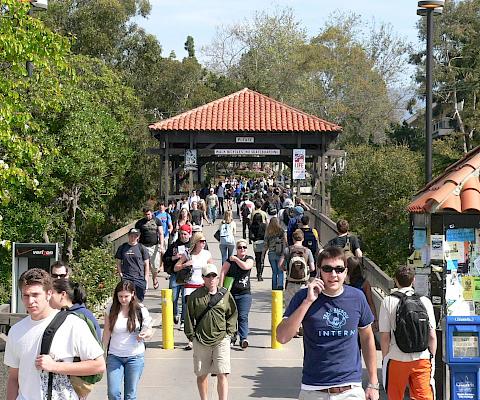 Université américaine - Le Bridge du Campus universitaire SBCC